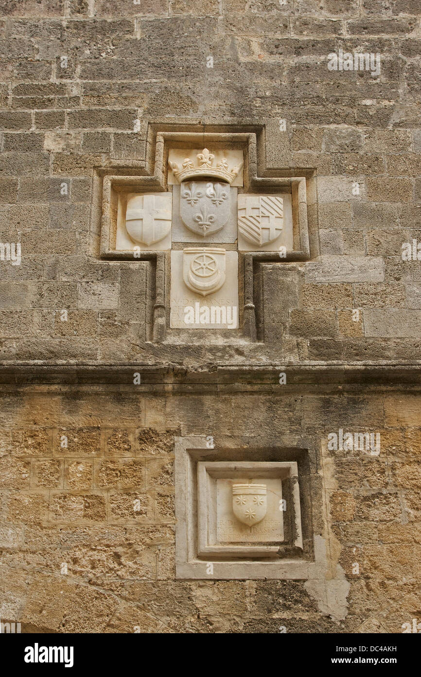 Einige graviert CoA (Frankreich, Order of St John, Großmeister Carretto etc...) in der Wand der Festung von Rhodos, Rhodos-Stadt, Stockfoto