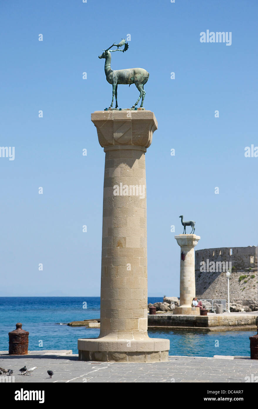 Eine mit Kapuze Krähe (Corvus Cornix) ist nicht sehr respektvoll mit Vize-Admiral Pericles Ioannidis, Rhodos, Griechenland. Stockfoto