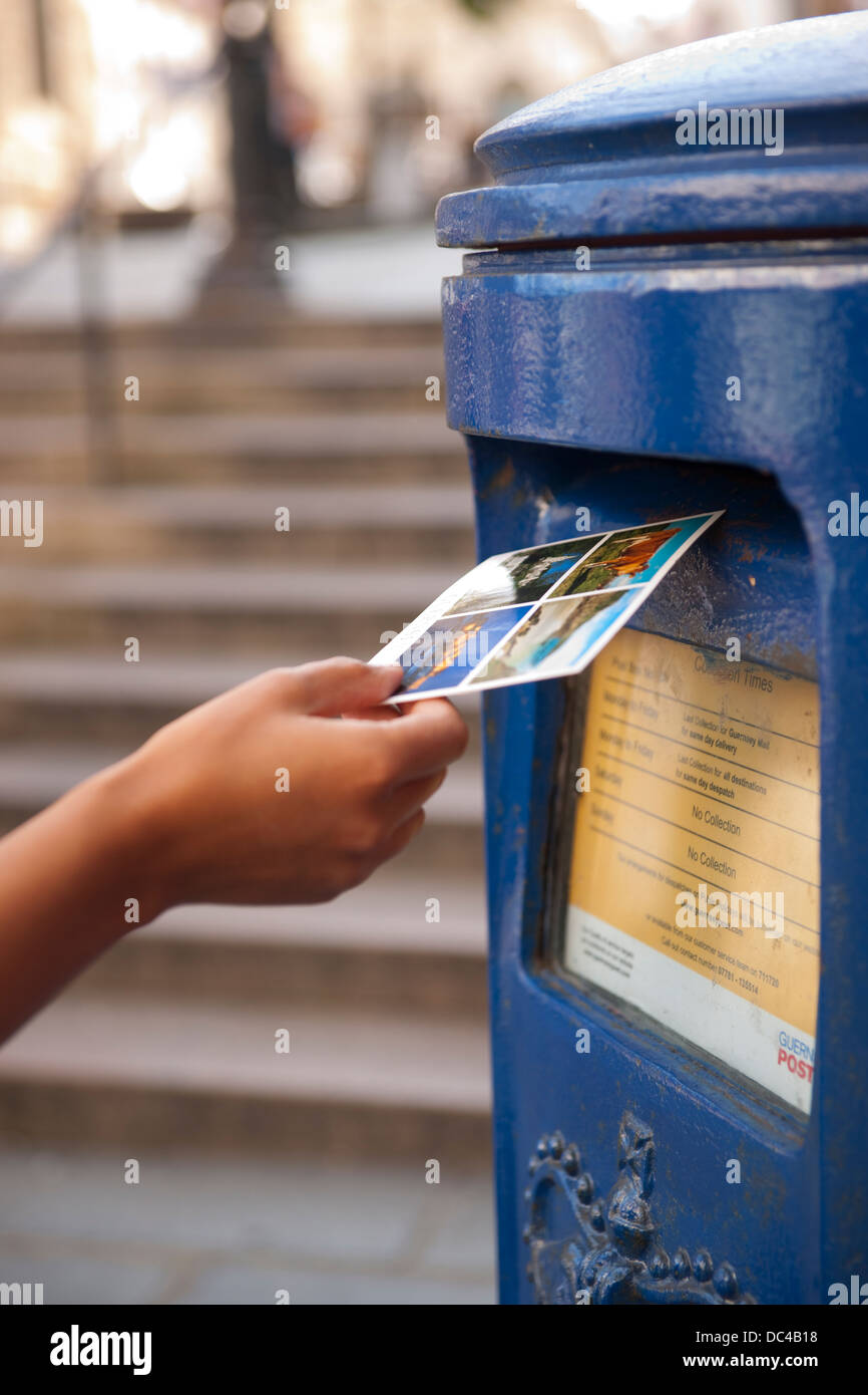 Guernsey Postamt Briefkasten und Postkarte Stockfoto