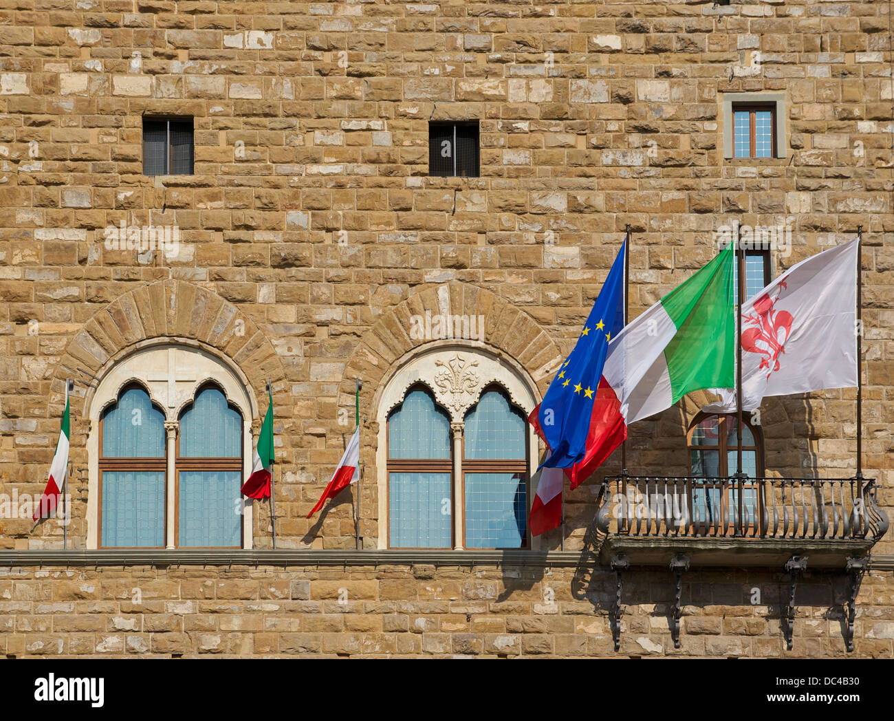 Flaggen von Europa, Italien und Florenz, auf einem Balkon des Palazzo Vecchio in Florenz, Italien. Stockfoto