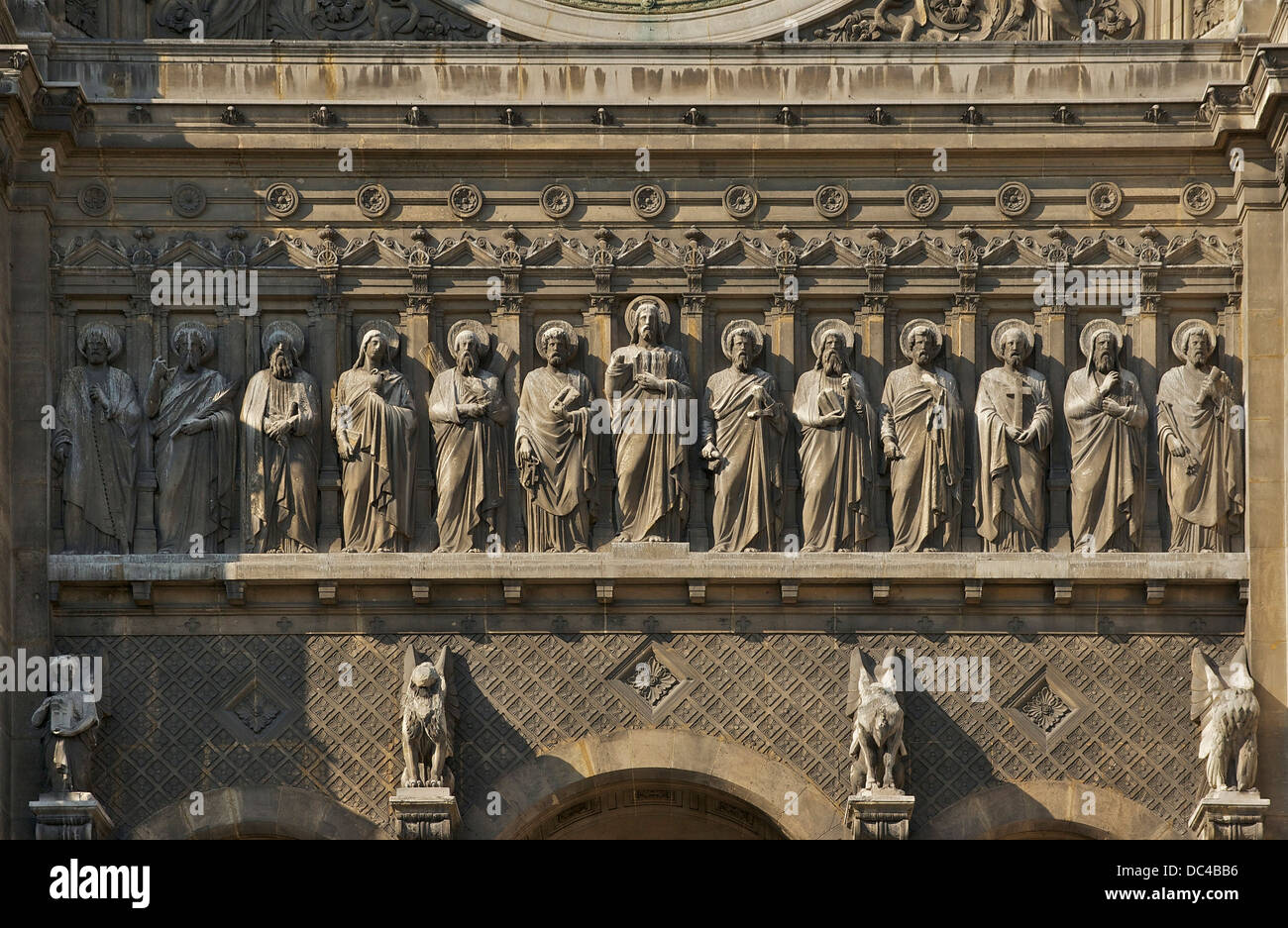 Fries von Jesus und den zwölf Aposteln, Fassade der Kirche Saint-Augustin in Paris. Stockfoto
