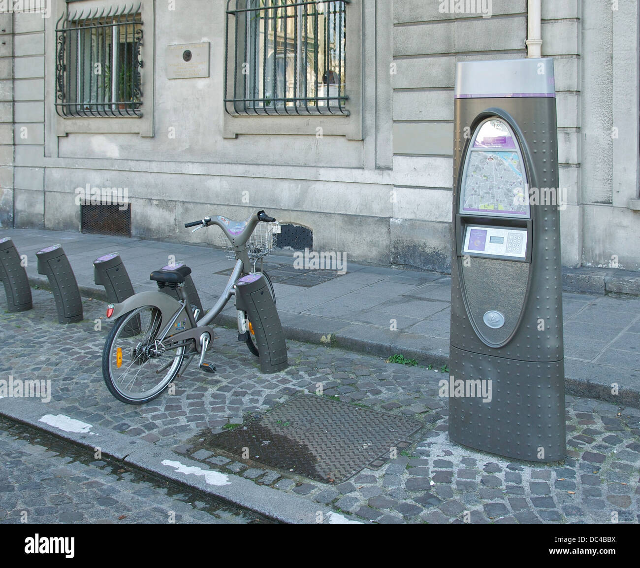 Vélib in Paris. Fahrrad, Terminals und Maschine. Stockfoto