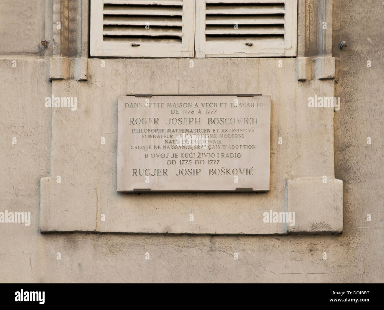 Hier lebte Plakette in Gedenken an Rudjer Boscovic, kroatischer Gelehrter. Paris, rue de Seine. Stockfoto