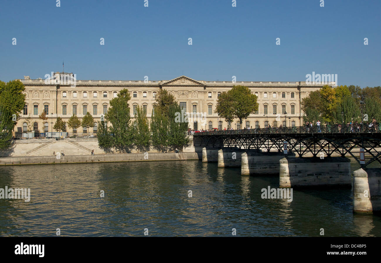 Palais du Louvre, Seineufer, Pont des Arts in Paris. Stockfoto