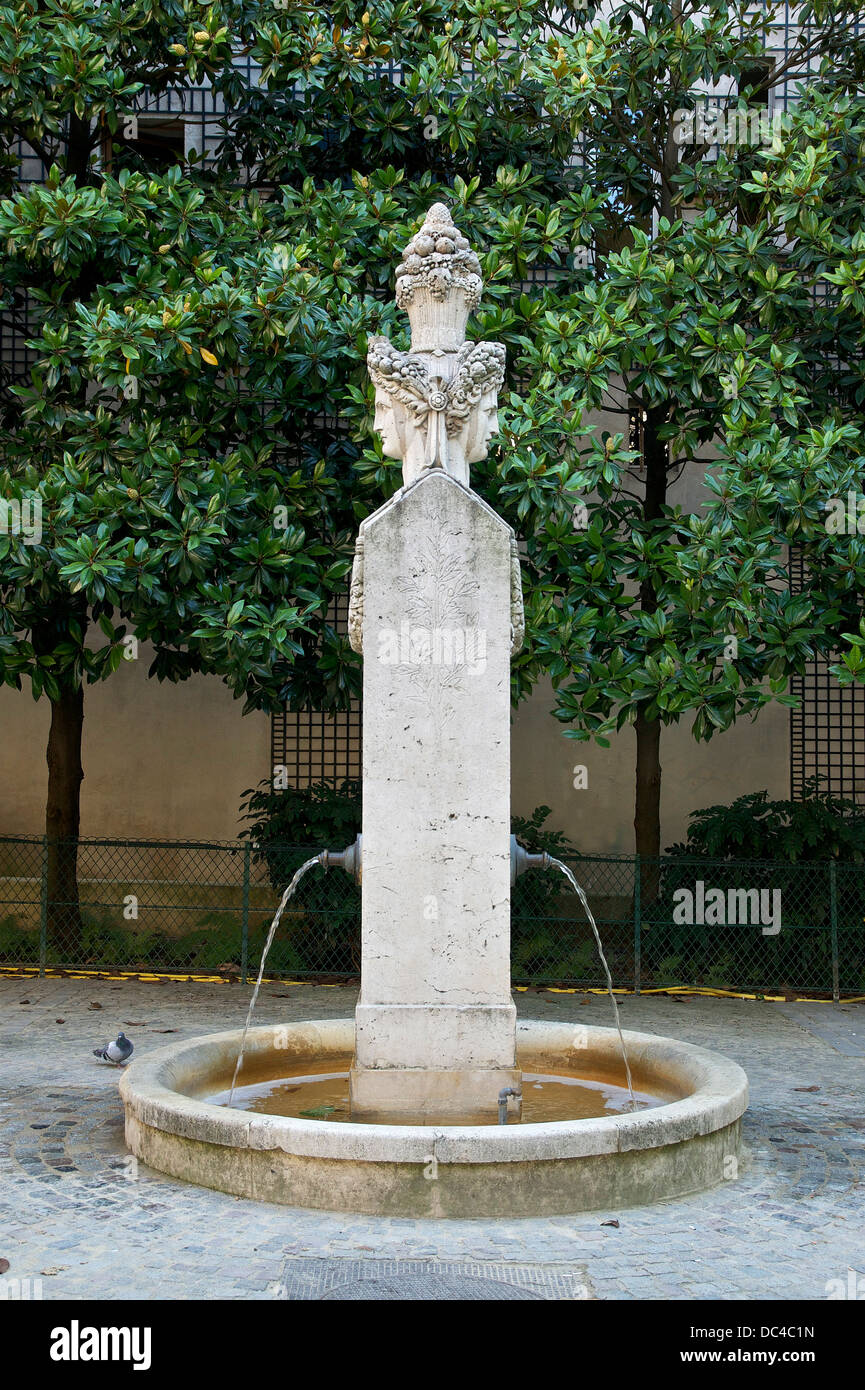 die Fontaine du Marché-Aux-Carmes, Platz Gabriel Pierné in Paris, 6. Arrondissement. Das Gesicht auf der rechten Seite ist "Commerce", und die Stockfoto