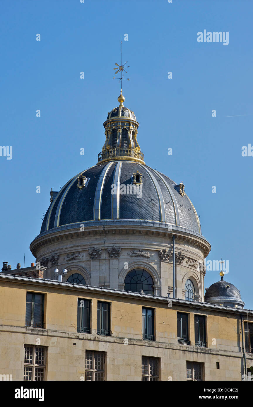 Die Kuppel des Institut de France, gesehen vom Quai Malaquais in Paris, 6. Arrondissement. Stockfoto