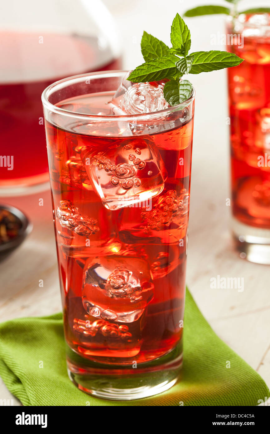 Kalte erfrischende Beere Hibiskus Eistee mit Minze Stockfoto