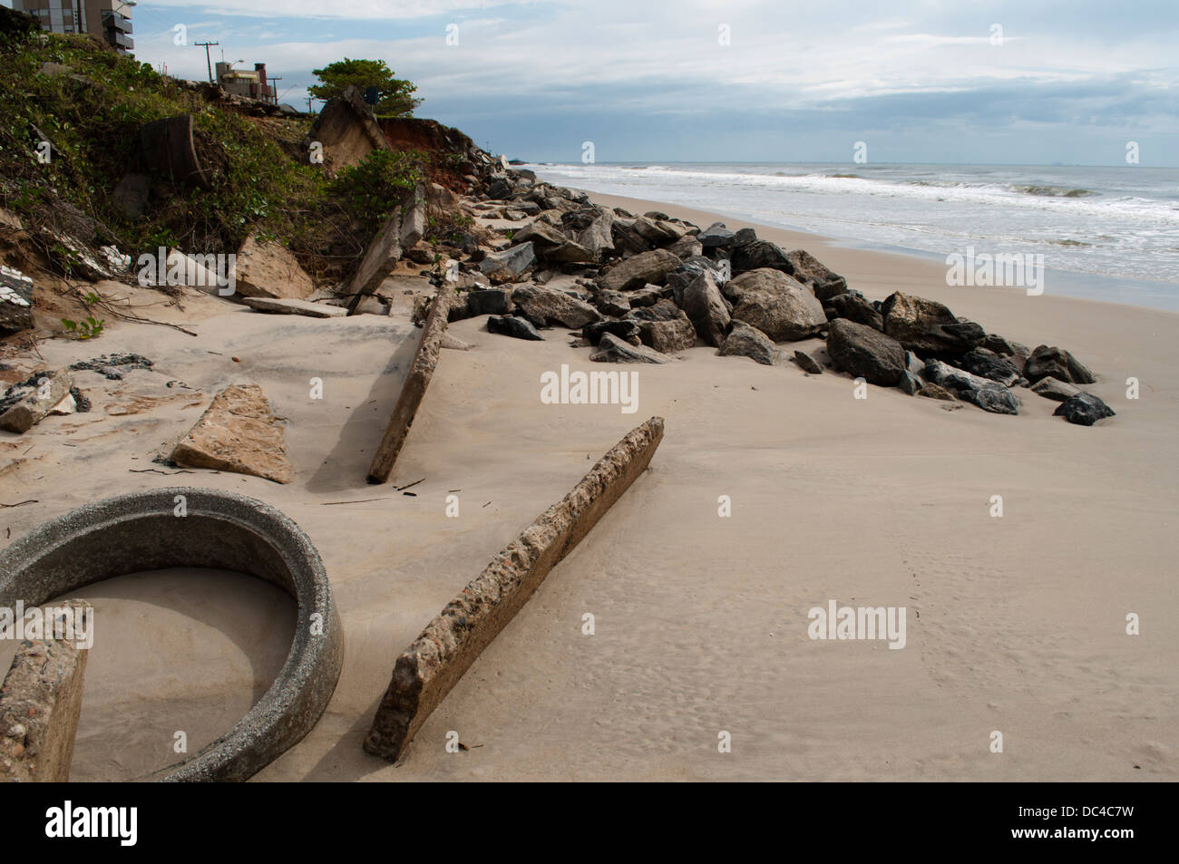 Strand von Matinhos Stadt, Bundesstaat Ufer des Paraná, Meeresspiegel, zunehmende Zerstörung Konstruktionen am Strand Stockfoto