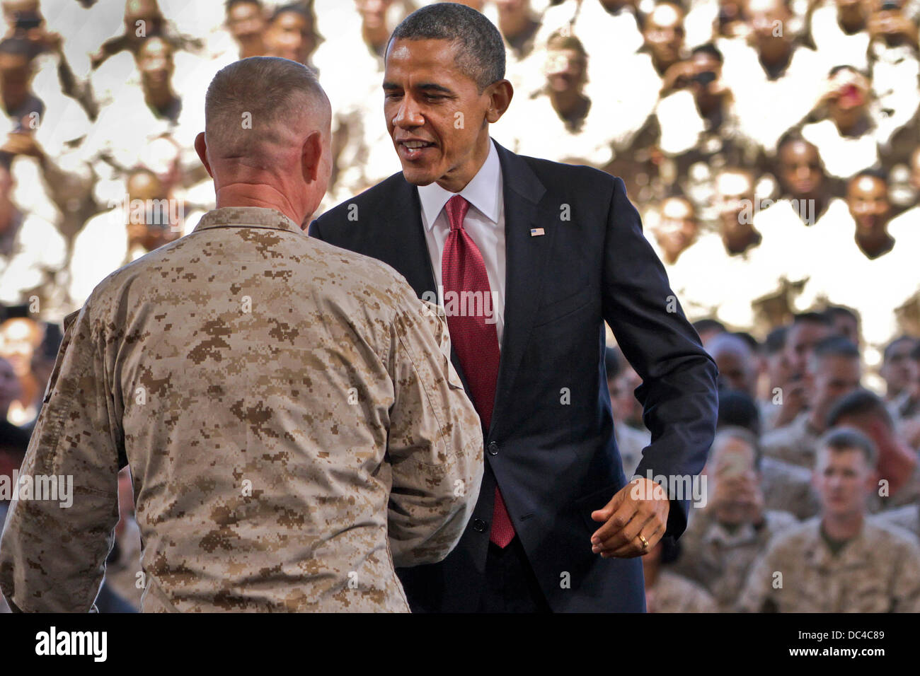US Präsident Barack Obama begrüßt Marine Corps Generalmajor Lawrence D. Nicholson vor einer Rede dankte der Marines für ihre Verdienste um die Nation 7. August 2013 in Camp Pendleton, Kalifornien. Stockfoto