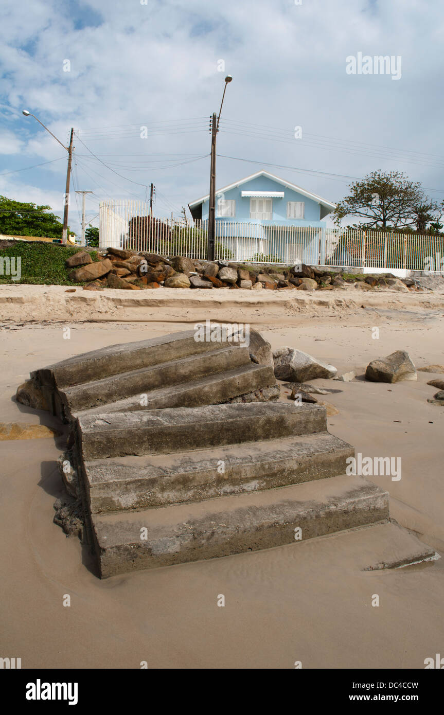 Strand von Matinhos Stadt, Bundesstaat Ufer des Paraná, Meeresspiegel, zunehmende Zerstörung Konstruktionen am Strand Stockfoto