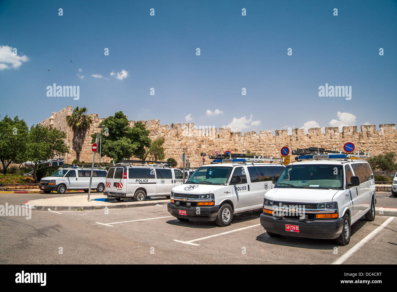 Reihe von Polizeiautos in der Altstadt von Jerusalem Stockfoto