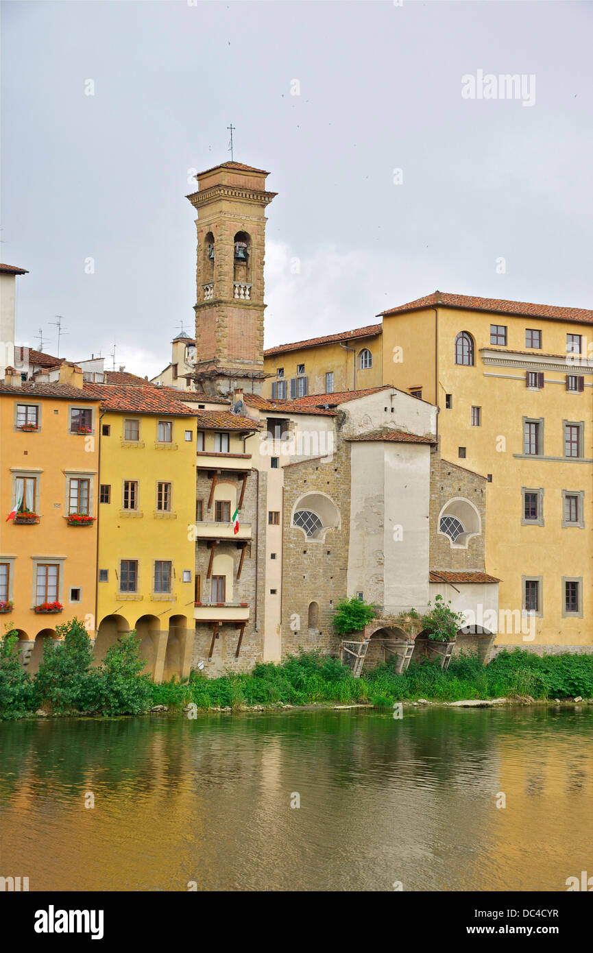 Typische Häuser durch die Flüsse des Arno in Florenz, Italien. Stockfoto