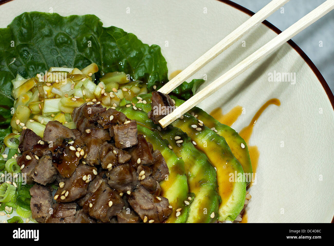 Authentische japanische Küche mit einem zeitgenössischen amerikanischen Flair fotografiert. Rindfleisch Teriyaki Platte. Stockfoto