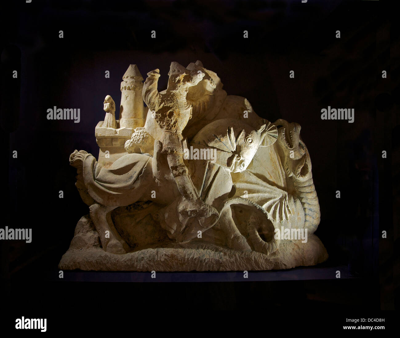 Saint-Georges und Drachen, Stück Kalkstein mit Spuren von polychromen, 14. Jahrhundert, ca. 1m Länge. Zeigt fast die whol Stockfoto