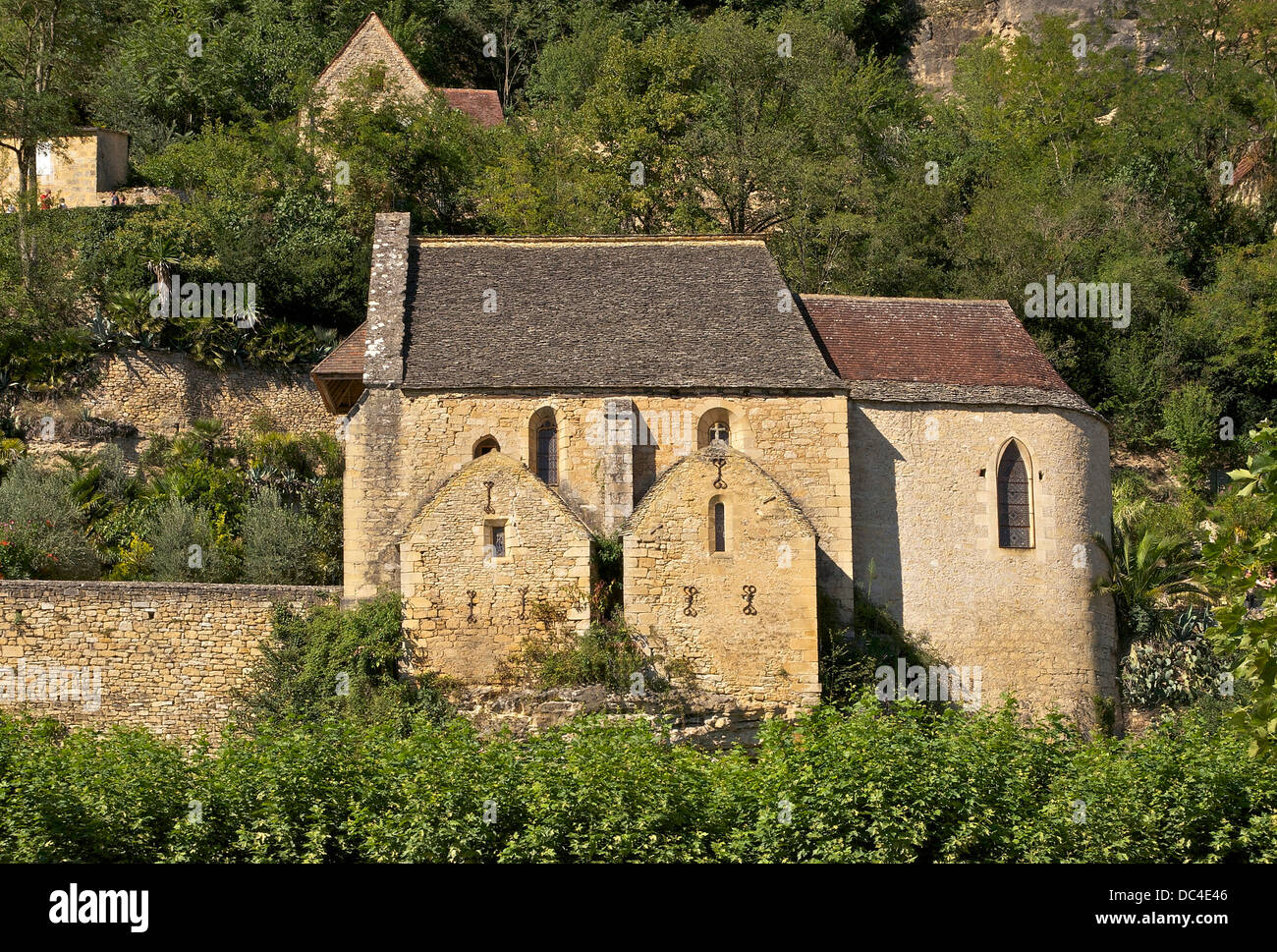 Entlang der Steilküste, die Kirche mit einem Lauze Dach von La Roque-Gageac, Dordogne, Frankreich. Stockfoto