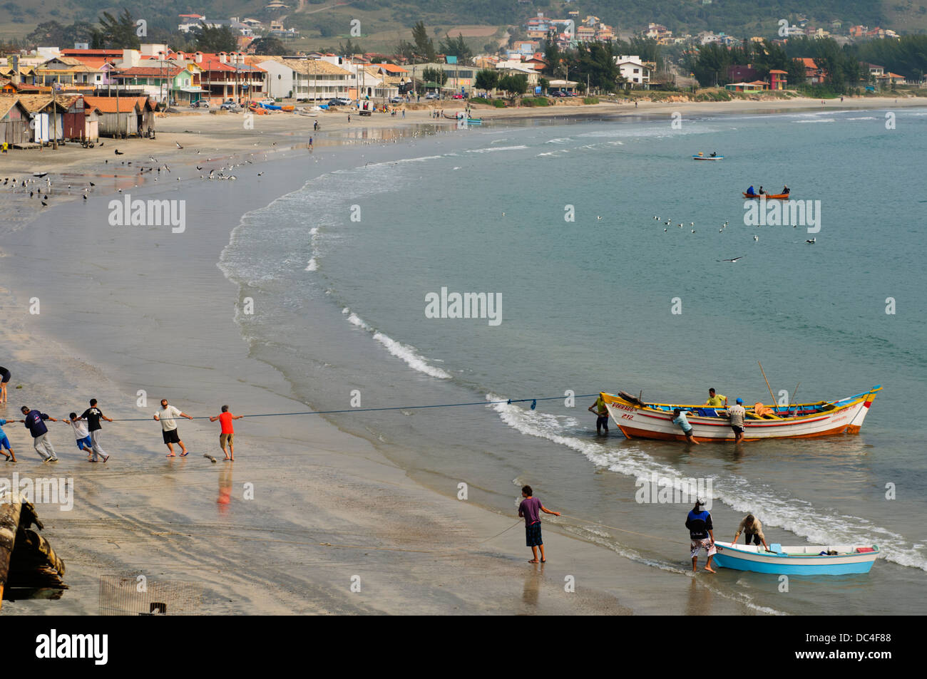 Traditionelle Fischer am Strand am Strand Garopaba, Santa Catarina, Süd-Brasilien Stockfoto