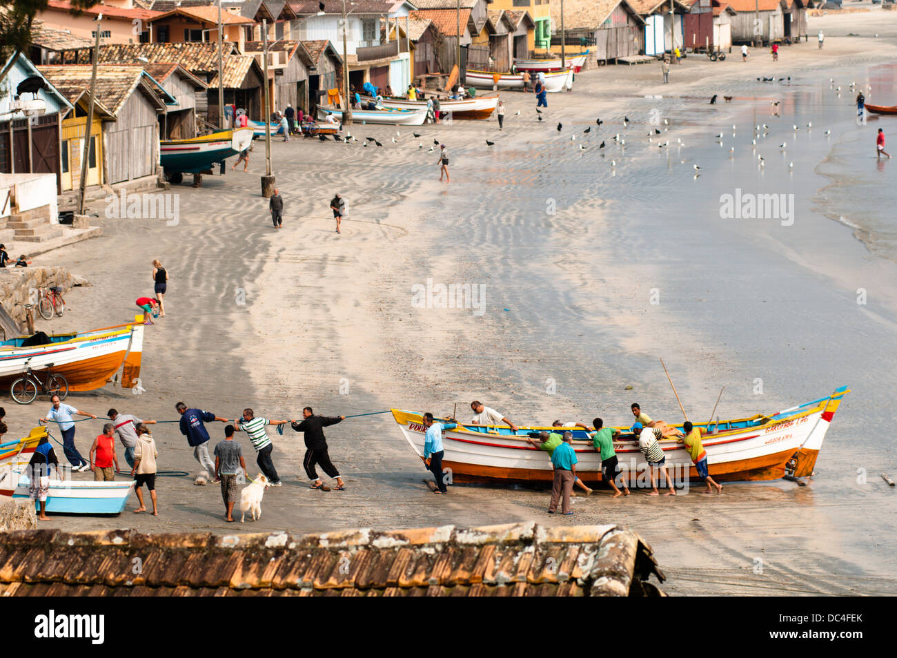 Traditionelle Fischer am Strand am Strand Garopaba, Santa Catarina, Süd-Brasilien Stockfoto
