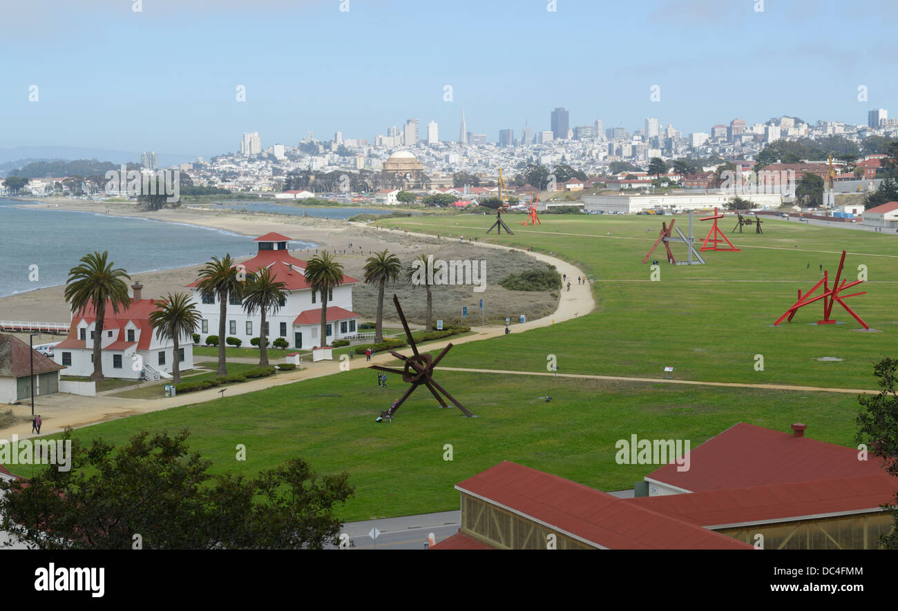 Crissy Field mit Skulpturen von Mark di Suveros, Golden Gate National Recreation Area, San Francisco, CA Stockfoto
