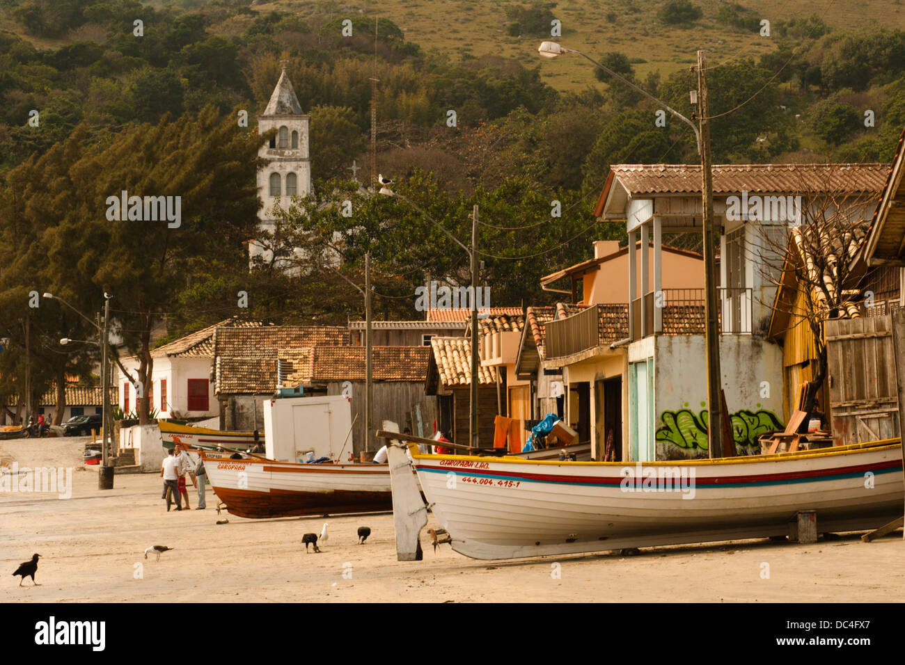 Traditionelle Fischer am Strand am Strand Garopaba, Santa Catarina, Süd-Brasilien Stockfoto