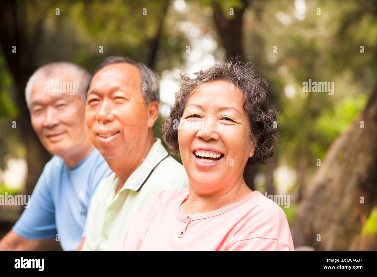 glücklich asiatischen Senioren im park Stockfoto