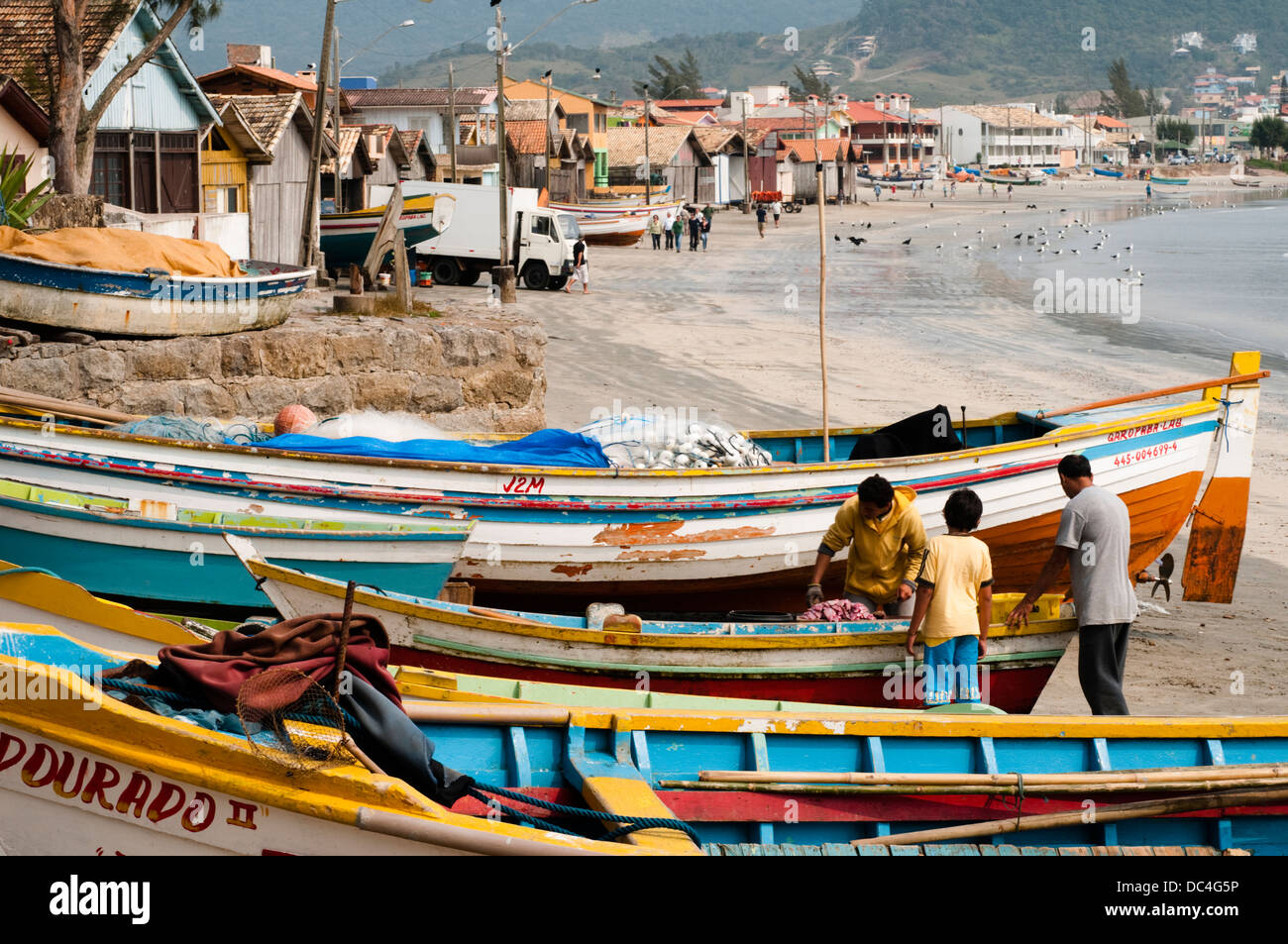 Traditionelle Fischer am Strand am Strand Garopaba, Santa Catarina, Süd-Brasilien Stockfoto