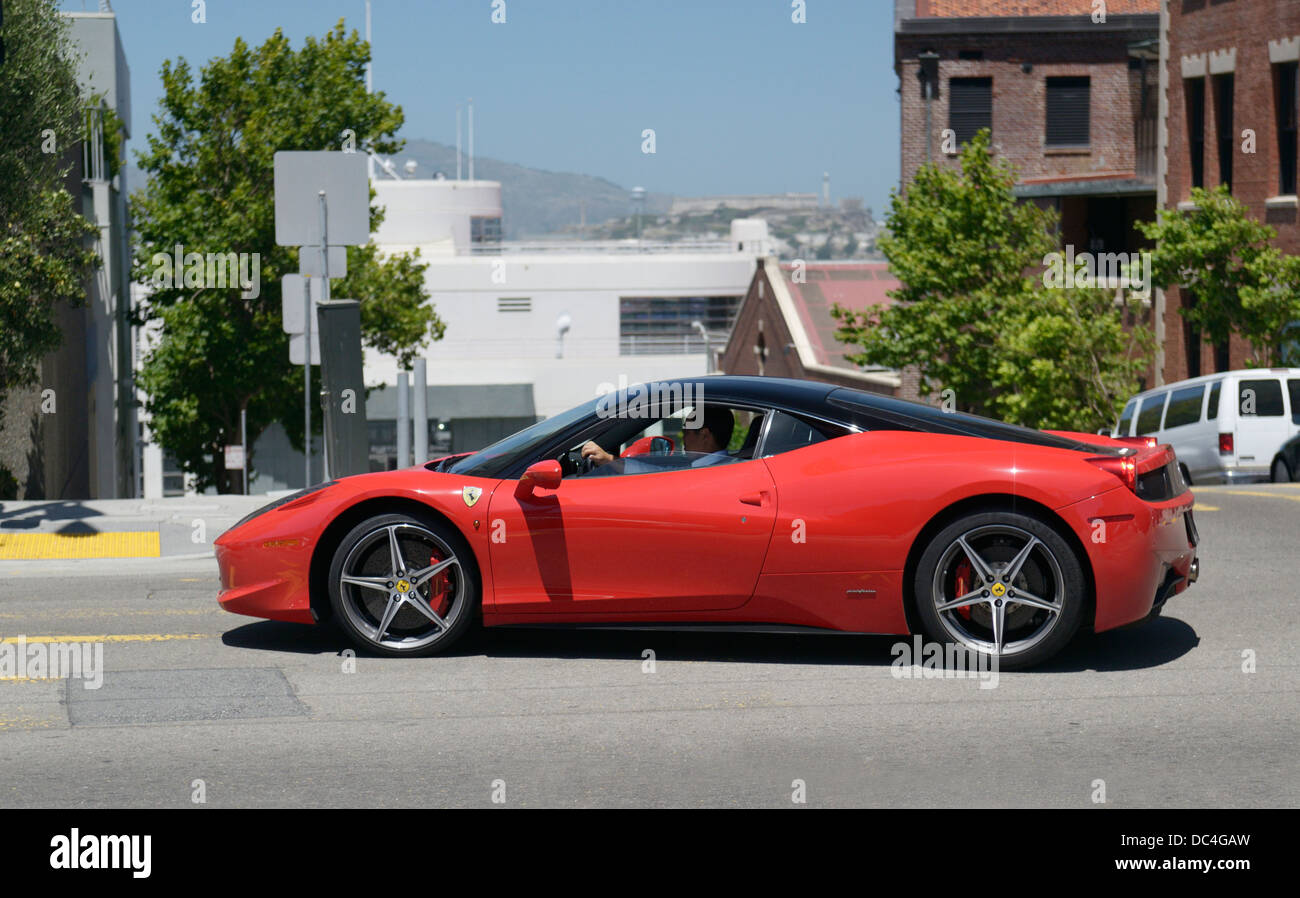 Ferrari auf einer Straße in San Francisco, CA Stockfoto