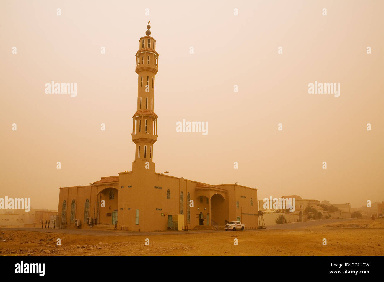Eine Moschee in einem Sandsturm in der Stadt von Sakaka, Saudi-Arabien. Stockfoto