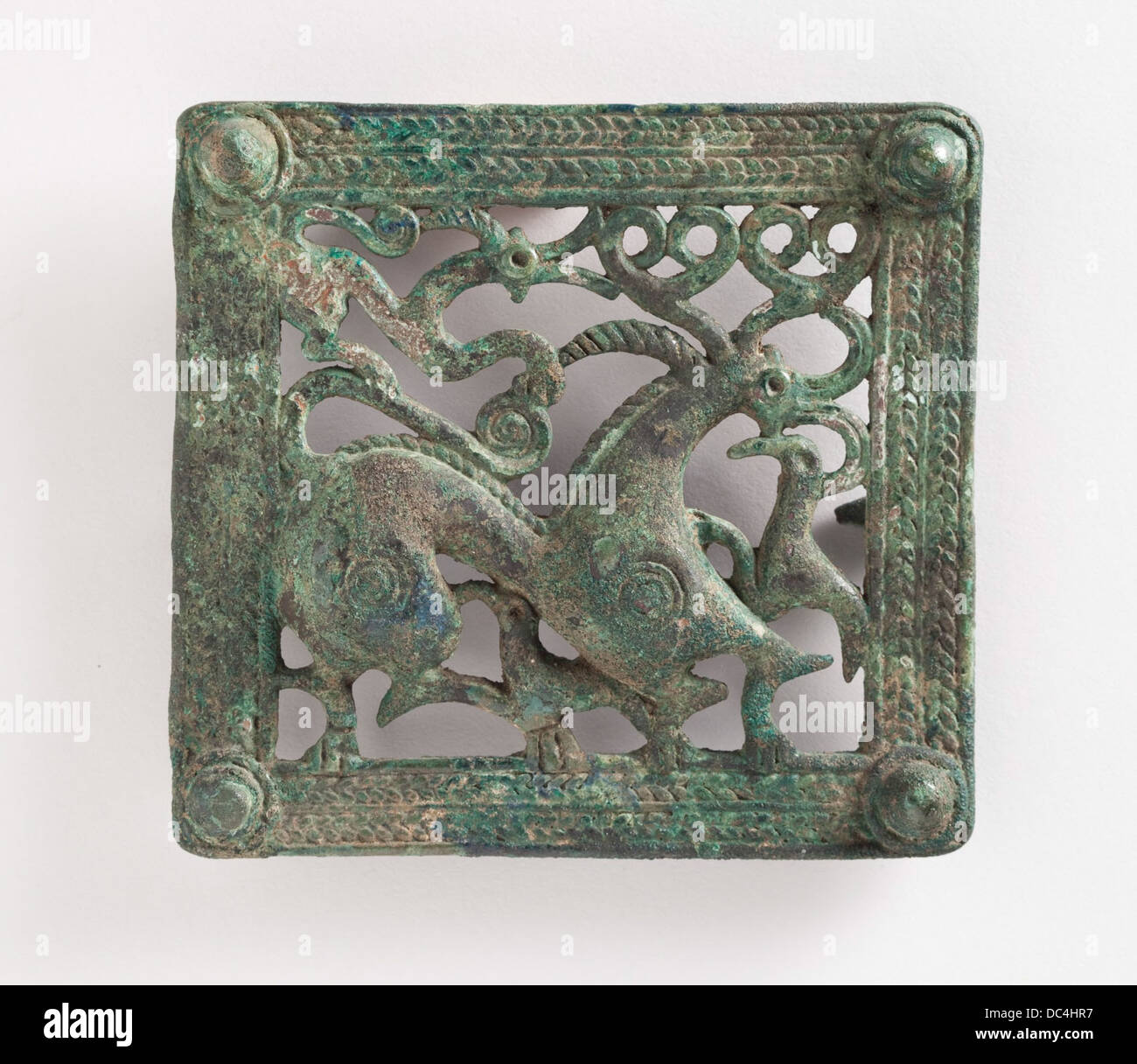 Diese Gürtelplakette, Teil der LACMA-Kollektion, ist ein gutes Beispiel für ägyptische Handwerkskunst. Die aus Bronze gefertigte Gedenktafel wurde wahrscheinlich als Teil eines zeremoniellen Gürtels verwendet, der kompliziertes Design und kulturelle Bedeutung zeigt. Stockfoto