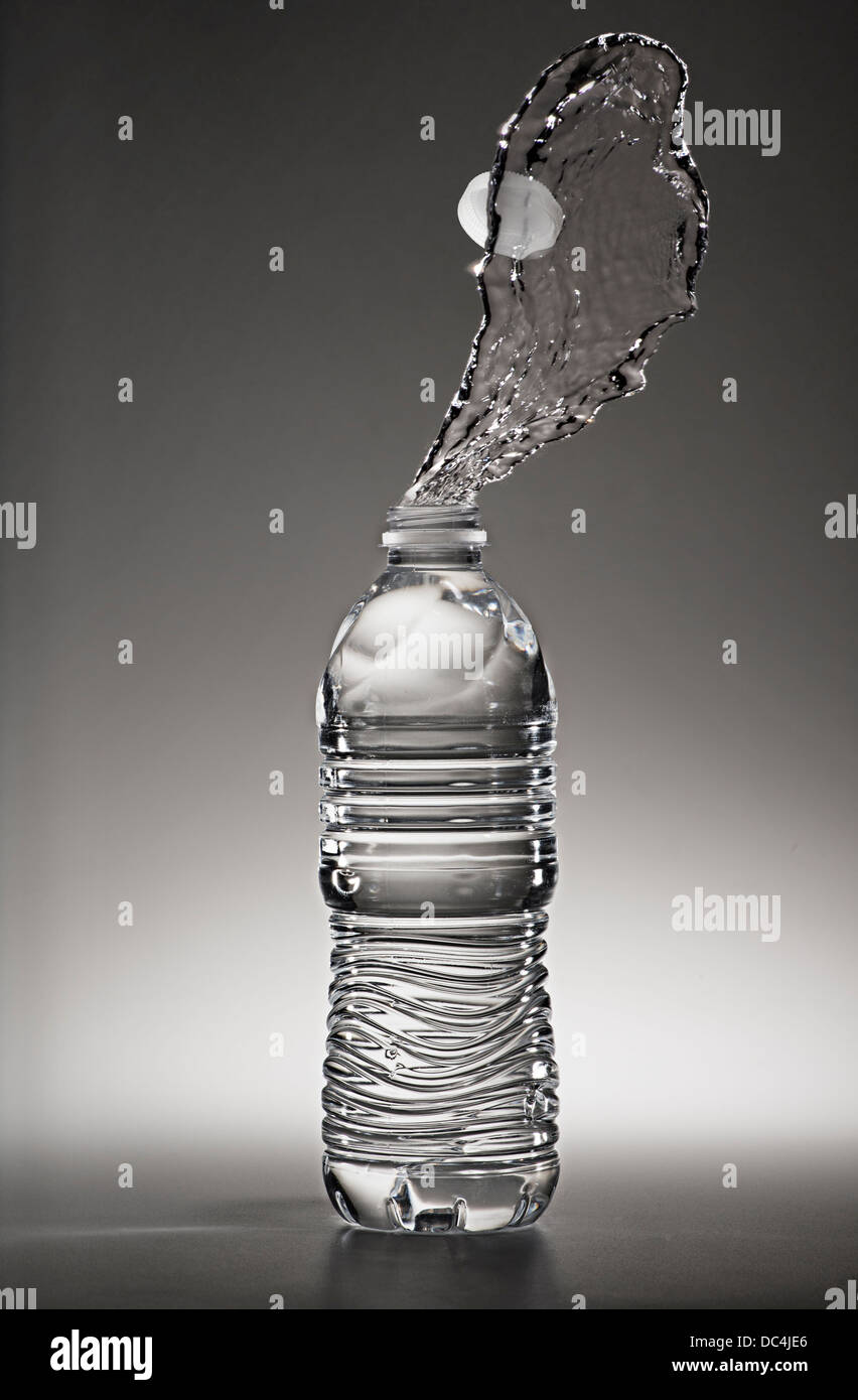 Trinkflasche mit Wasser Spritzen Stockfoto