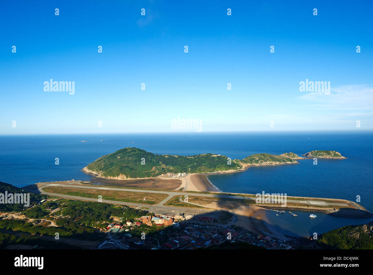 Der Blick auf die Beigan-Flughafen-Landebahn von Mount Bi umgeben von Stränden. Der vorgeschlagene Standort für das neue casino Stockfoto