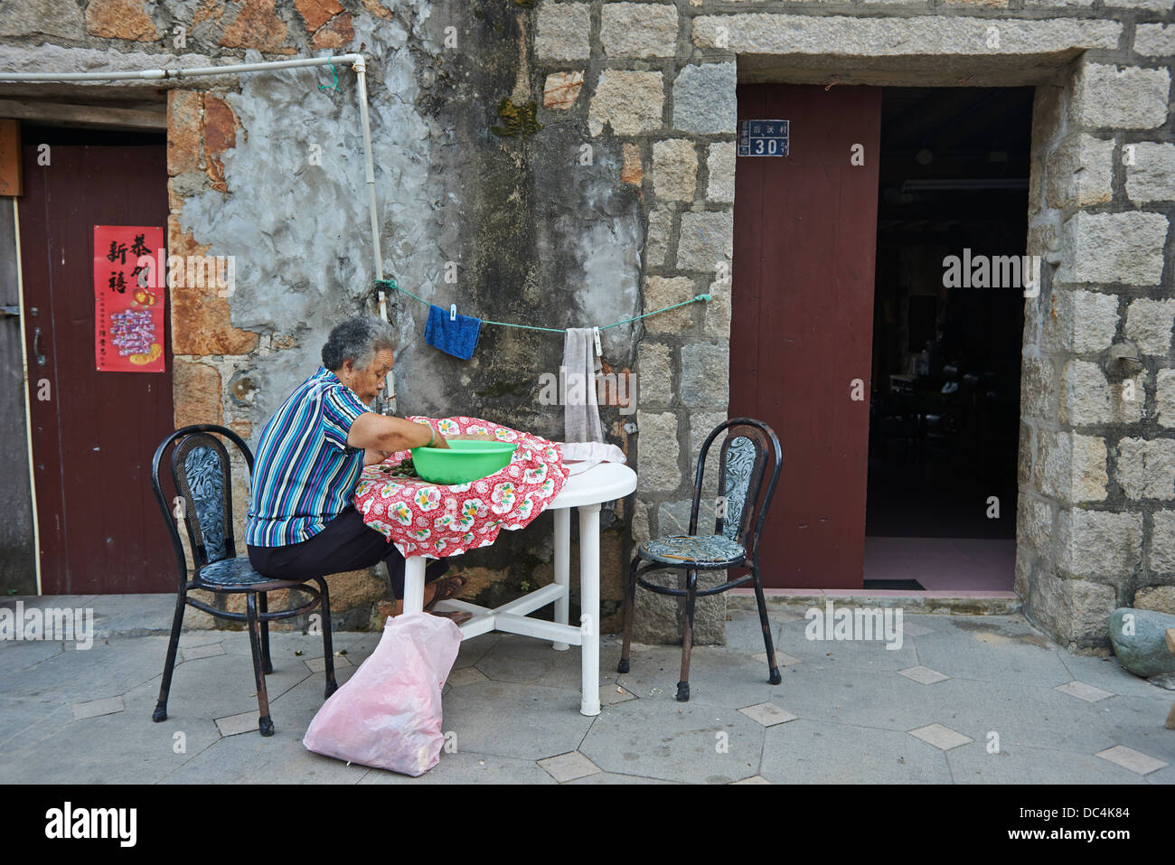 Eine ältere Frau auf Beigan Insel entfernt Schnecken aus ihren Schalen. Die Insel ist nur 1.000 Vollzeit Einwohner. Stockfoto