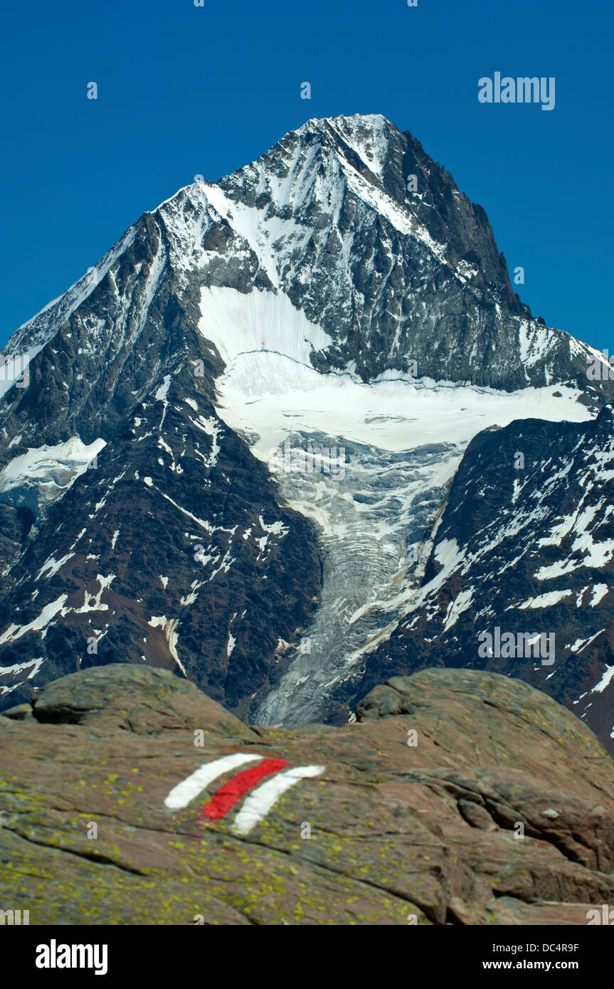 Weiß-rot-weiße Markierung von einem Wanderweg, Mt Bietschhorn hinter,  Lötschental, Wallis, Schweiz Stockfotografie - Alamy