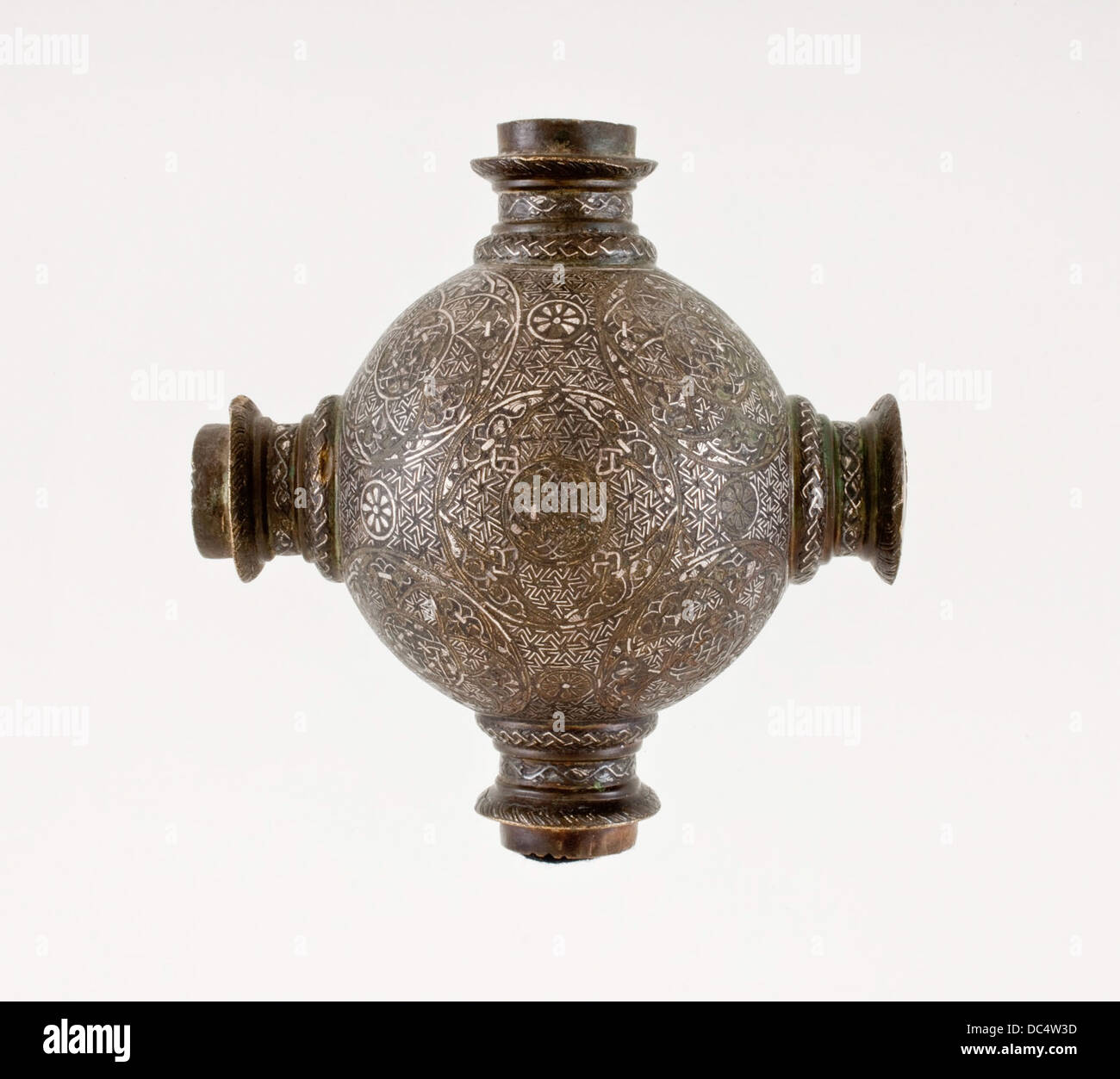 Dieses antike architektonische Element aus einem Fenstergrill zeigt komplizierte Handwerkskunst und Design. Es bietet einen Einblick in die künstlerischen Praktiken der antiken Kulturen und der Architekturgeschichte. Stockfoto