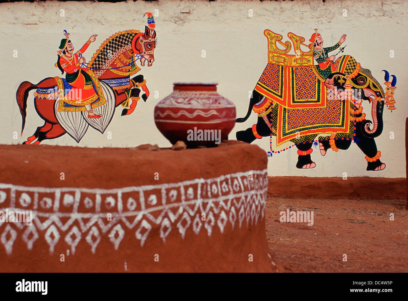 Wandmalerei, ein Rajput-Reiter und einem reich geschmückten Elefanten darstellen. Im Vordergrund, einen bemalten Krug (Indien) Stockfoto