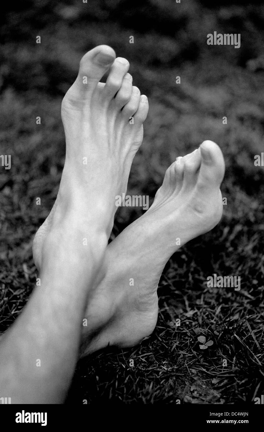 Knochige füße Schwarzweiß-Stockfotos und -bilder - Alamy