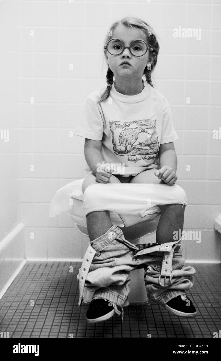Junges Mädchen auf die Toilette gehen Stockfotografie - Alamy