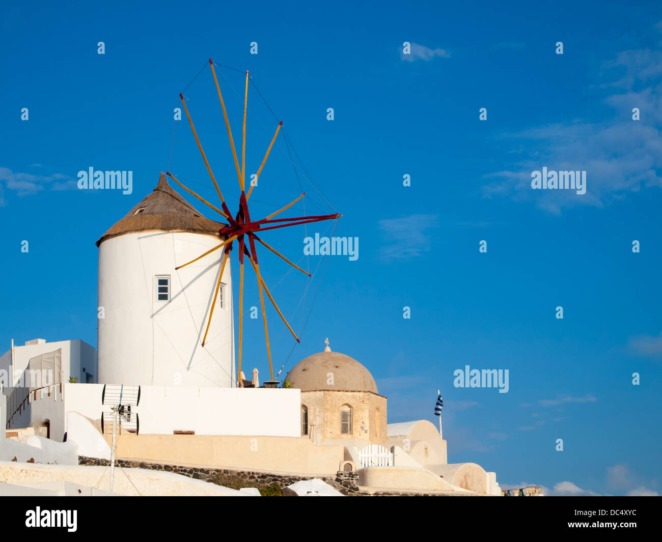 Traditionellen Windmühlen und weißen Gebäude in Oia Santorini Griechenland Stockfoto