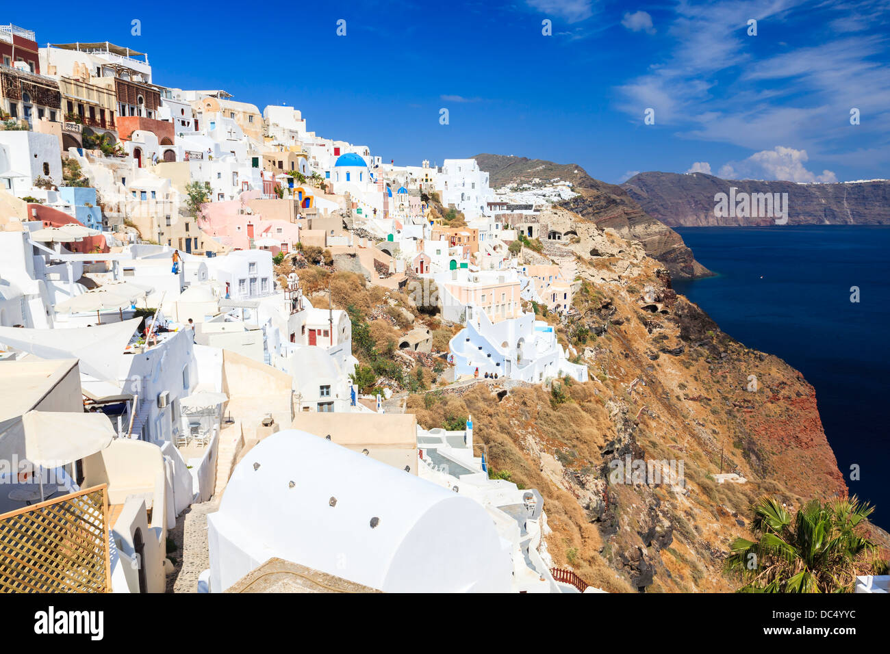 Gebäude auf die berühmte Caldera in Oia Santorini Griechenland Stockfoto