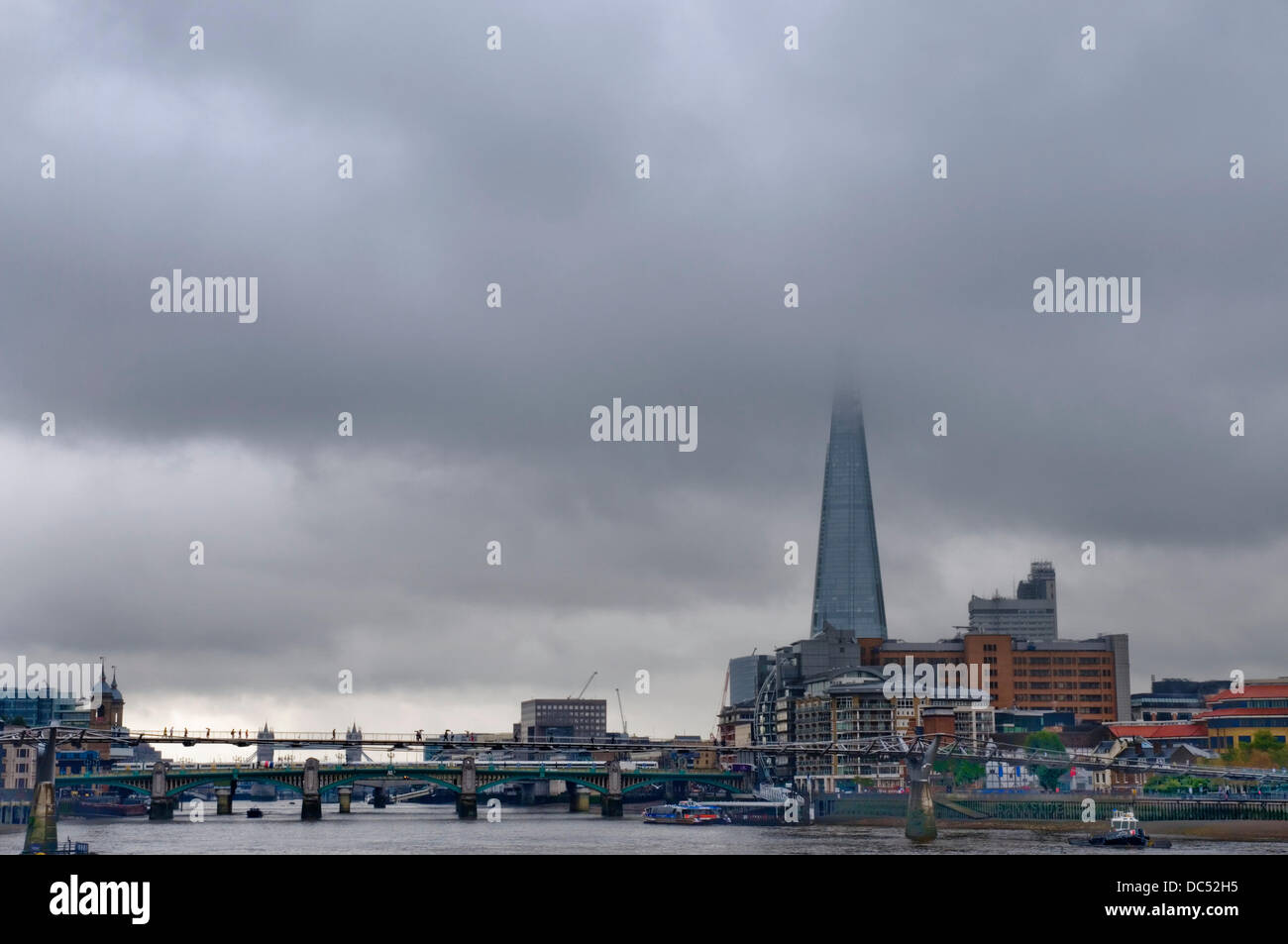 London, UK. 9. August 2013. Regen Wolken hängen schwer über Londons höchstes Gebäude als die UK dürfte sich den Regen nach Wochen von heißem Wetter begrüßen zu dürfen. Bildnachweis: Paul Swinney/Alamy Live-Nachrichten Stockfoto