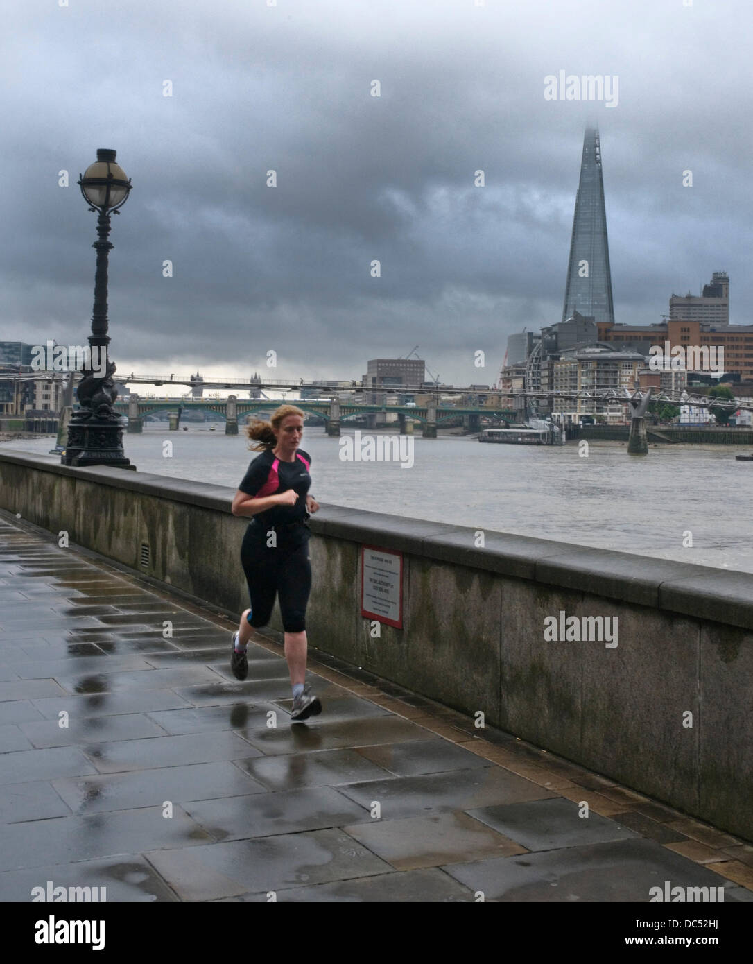 London, UK. 9. August 2013. Regen Wolken hängen schwer über Londons höchstes Gebäude als die UK dürfte sich den Regen nach Wochen von heißem Wetter begrüßen zu dürfen. Bildnachweis: Paul Swinney/Alamy Live-Nachrichten Stockfoto