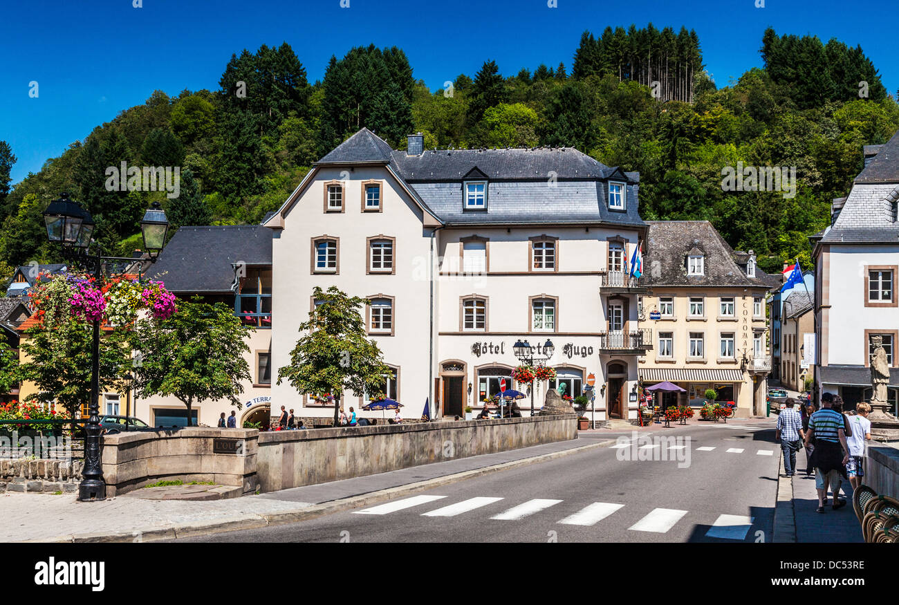 Blick auf die Brücke über den Fluss unserer in Vianden in Luxemburg. Stockfoto