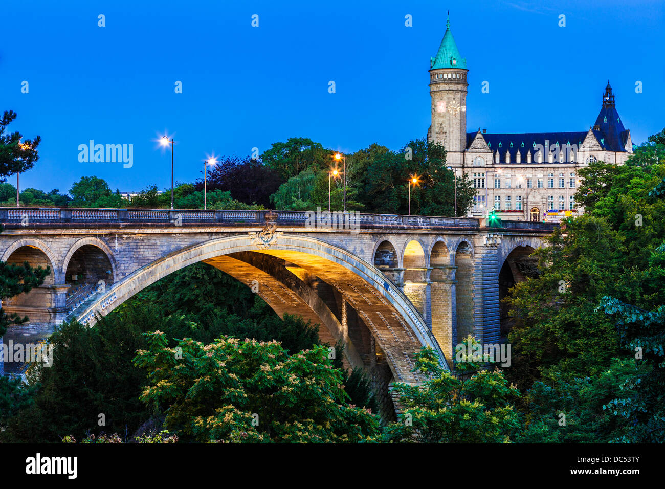 Dämmerung über Adolphe-Brücke und der State Savings Bank in Luxemburg-Stadt. Stockfoto