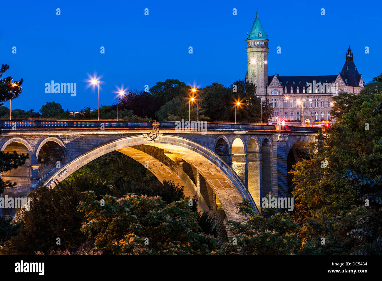 Dämmerung über Adolphe-Brücke und der State Savings Bank in Luxemburg-Stadt. Stockfoto