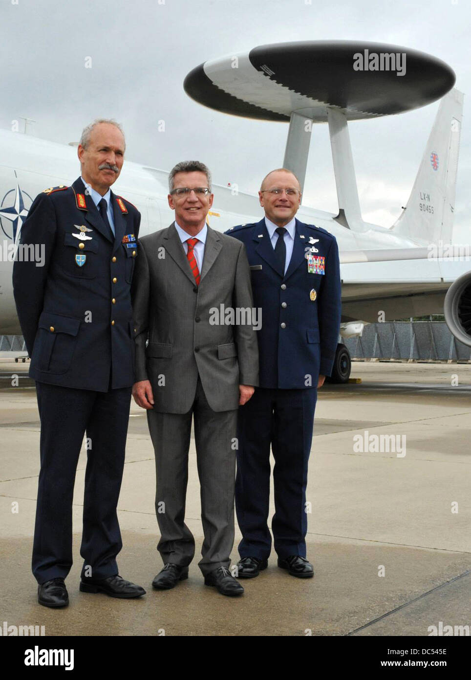Der Bundesminister der Verteidigung, Thomas de Maiziere, steht mit Christina. Andrew M. Mueller (rechts) und Generalmajor Jochen Both (links) 8. August 2013, während eines Besuchs in Geilenkirchen NATO Air Base in Deutschland. Stockfoto