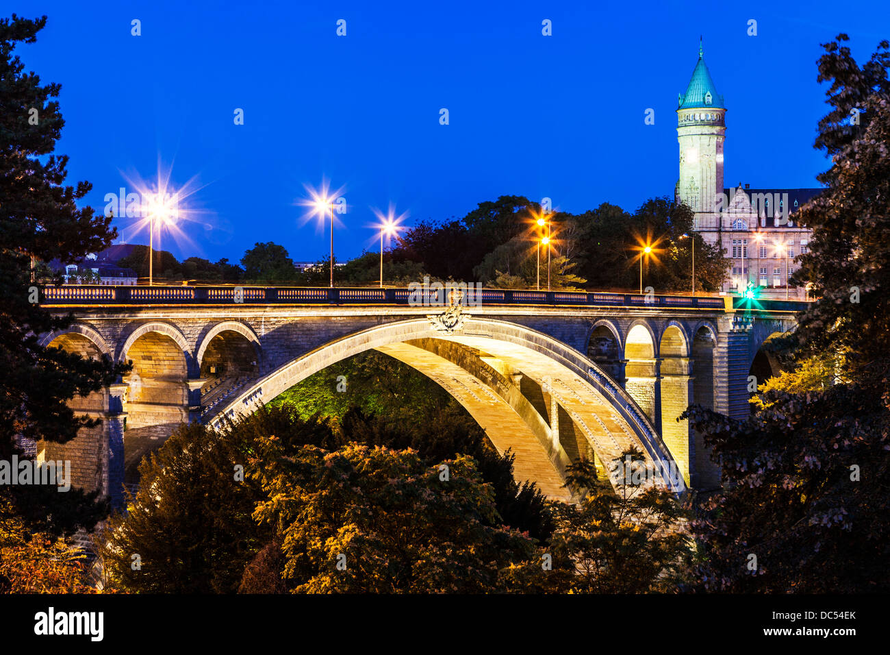 Dämmerung über Adolphe-Brücke und der State Savings Bank in Luxemburg-Stadt. Stockfoto