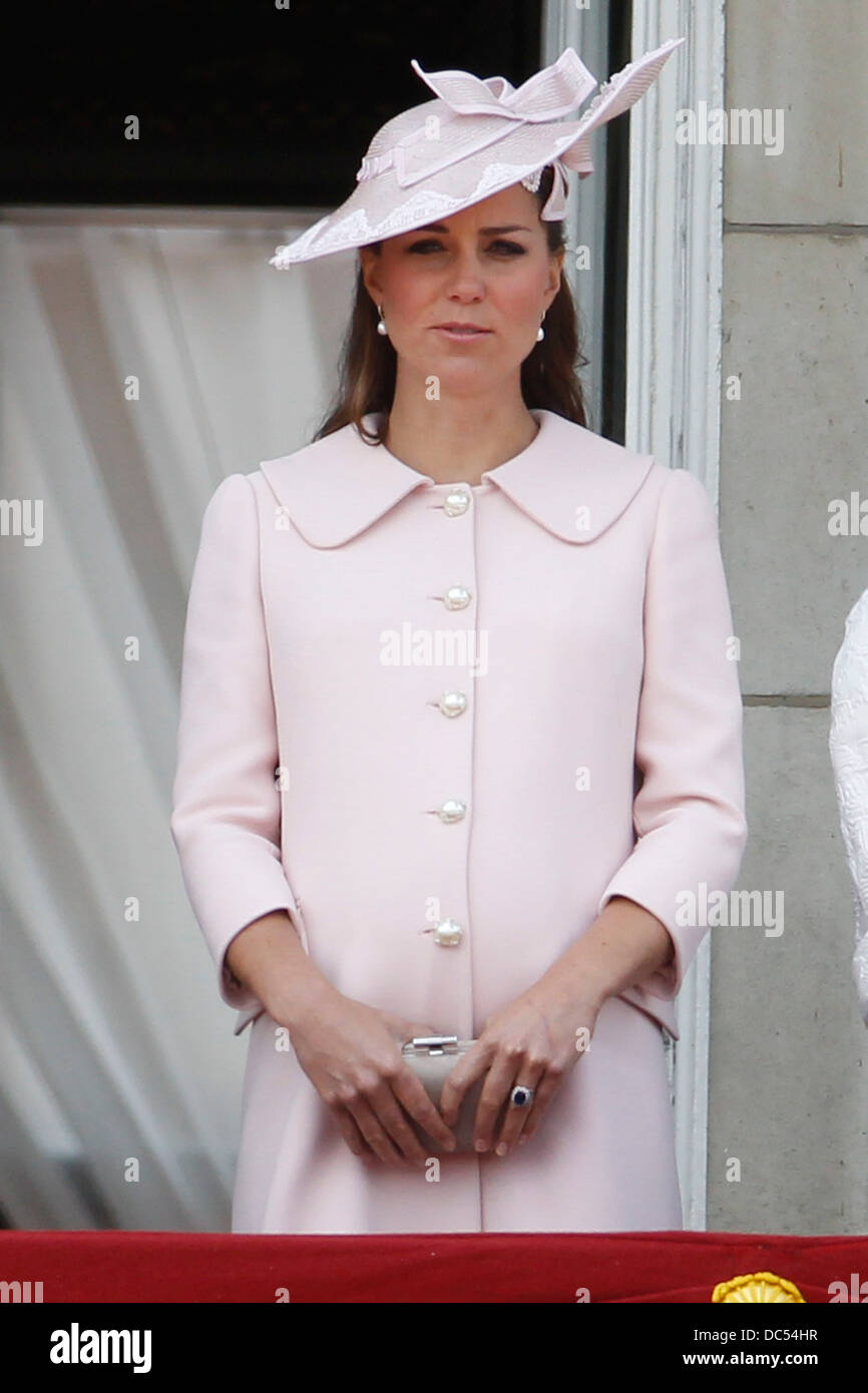 Catherine, Herzogin von Cambridge zurück zum Buckingham Palace Stilllegung der Trooping die Farbe Zeremonie am 15. Juni 2013 Stockfoto