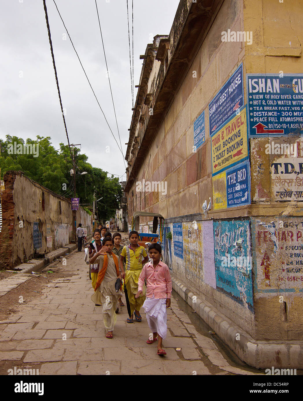 Kleinkinder in Varanasi in Indien Stockfoto