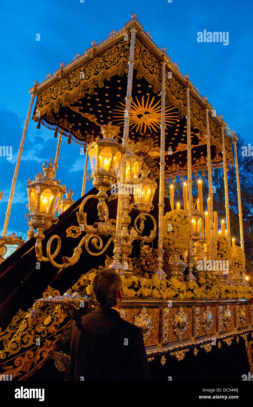 Die Jungfrau in einer Prozession der Karwoche. Oriente Square, Madrid, Spanien. Stockfoto