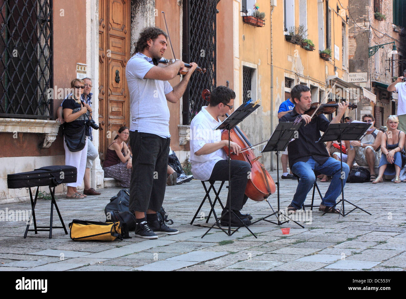 Straßenmusiker spielen klassische Musik am Campo dei Frari, Venedig Stockfoto