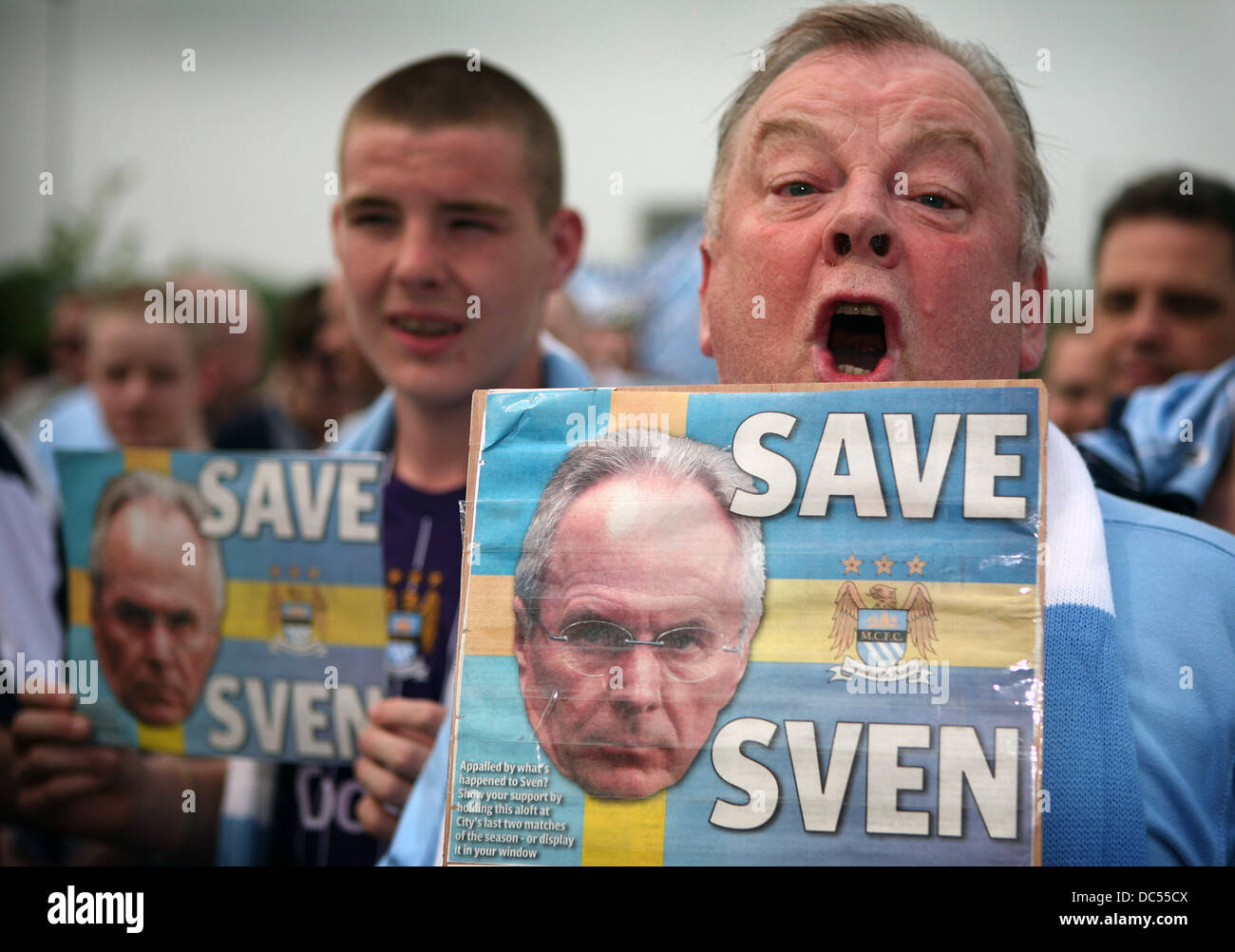 Manchester City Fans zeigen ihre Unterstützung für Sven außerhalb der City of Manchester Stadium. Foto: Chris Bull Stockfoto